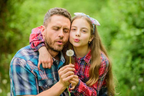 Father little girl enjoy summertime. Keep allergies from ruining your life. Seasonal allergies concept. Outgrow allergies. Dad and daughter blowing dandelion seeds. Biggest pollen allergy questions — Stock Photo, Image
