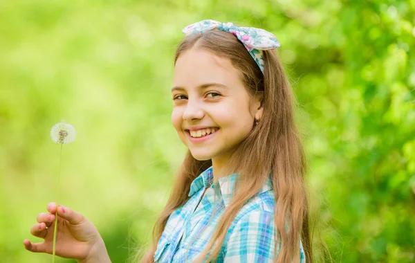 Sommarlovet. Rancho och land. Happy Child hålla blowball. Maskros. Vår semester. Womens dag. Naturlig skönhet. Barndoms glädje. liten flicka och med Taraxacum blomma. flicka på Rancho — Stockfoto