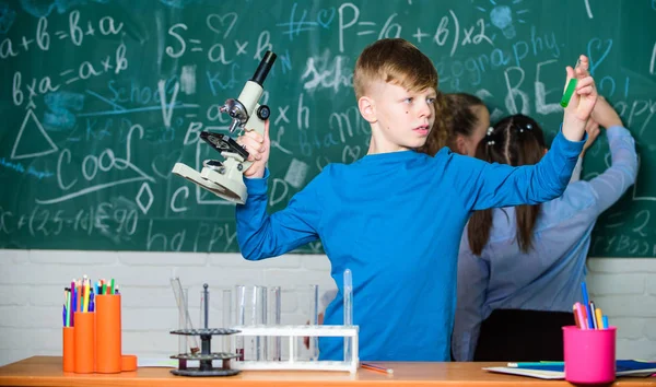 Studenten doen biologie experimenten met Microscoop in Lab. Gelukkige kinderen. Scheikunde les. Kleine kinderen leren chemie. Onderzoek in het wetenschaps laboratorium. Chemische apparatuur. Chemie onderwijs — Stockfoto