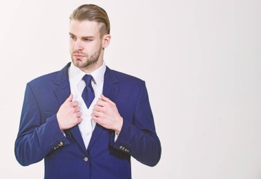 Sakallı işadamı resmi elbiseli. Başarılı bir iş adamı konferans için hazır olsun. Ciddi odaklı girişimci motive. İşadamı kavramı. Beyaz arka plan üzerinde izole emin iş adamı