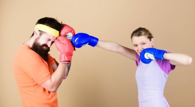 Aile savaşı. Boks eldivenli erkek ve kadın. Boks sporu konsepti. Çift kız ve hipster boks pratik. Herkes için spor. Amatör boks kulübü. Eşit olasılıklar. Güç ve güç