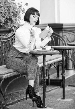 Kendini geliştirme kavramı. Edebiyat kadın için. Bir fincan kahve iyi ve keyifli kitap en iyi kombinasyonu mükemmel hafta sonu için. Kız içki kahve kitap okuyun. Kadın var iyi kitap Cafe Teras zevk içecek