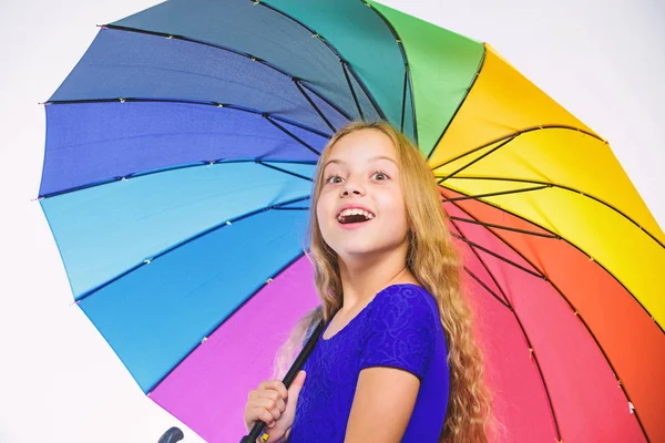秋のファッション。子。雨の日の傘を持つ小さな少女。幸せな子供時代。学校の時間。この秋の日に保護された感じ。傘で幸せな小さな女の子。陽性の — ストック写真
