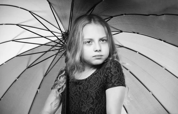 Ідеї про те, як пережити похмурий осінній день. Маленька дівчинка з парасолькою дощова погода. Маленька дівчинка з парасолькою. Осінній стиль. Залишайтеся позитивними, хоча сезон осінніх дощів. Яскравий аксесуар для осені — стокове фото