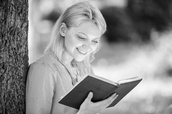 Fille intéressé parc assis lire livre nature arrière-plan. Lire des livres inspirants. Littérature féminine. Des livres que toutes les filles devraient lire. Détendez-vous loisirs un concept de passe-temps. Meilleurs livres d'auto-assistance pour femmes — Photo