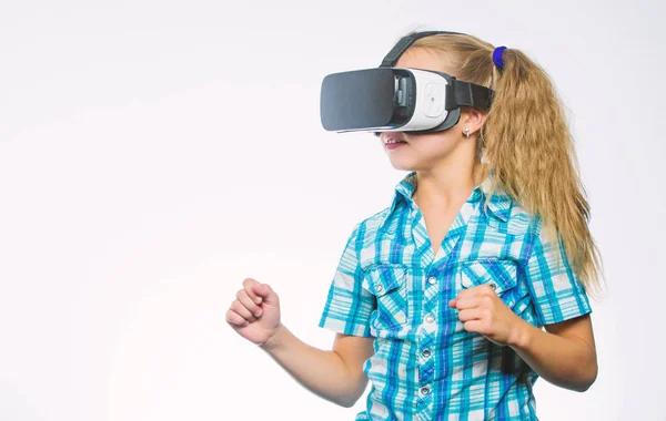 Conceito de realidade virtual. Kid explorar tecnologia moderna realidade virtual. Educação virtual para alunos da escola. Menina bonito criança com cabeça montada exposição no fundo branco. Obtenha experiência virtual — Fotografia de Stock