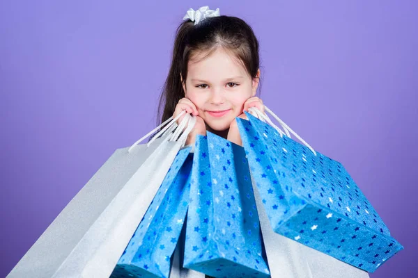 Ciberlunes. Moda infantil. Asistente de taller. Ventas y descuentos. Feliz niña. Niña con regalos. oferta especial. Ahorro de compra vacaciones. Niña pequeña con bolsas de compras. Ciberlunes. concepto —  Fotos de Stock