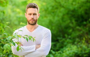 Adam yakışıklı sakallı hipster güvenle doğa arka plan standı. Cilt bakımı. Doğa huzurlu bir ortam. Doğal güzellik ilaçları. Sağlıklı bir şekilde sakla. Doğa relax spa tesisi. Doğanın gücünü hissedin