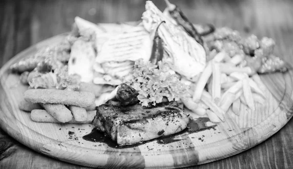 Σνακ για τη μπύρα. Ξύλινη σανίδα τηγανιτές κροκέτες ψαριού burrito και κρέας μπριζόλα που σερβίρεται με σαλάτα. Παμπ μενού σνακ. Απολαύστε το γεύμα σας. Κρέας σνακ για τους φίλους της ομάδας. Νόστιμα νόστιμα σνακ. Το εστιατόριο τροφίμων — Φωτογραφία Αρχείου