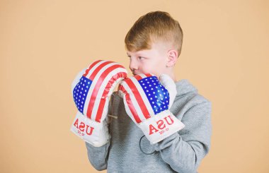 Zafer doğru. Onun gücü kendinden emin. Boks kariyerine başlamak. Erkek sporcu ABD bayrağı ile boks eldivenleri giy. ABD'li boksör kavramı. Çocuk spor atlet boks becerileri pratik. Boks spor