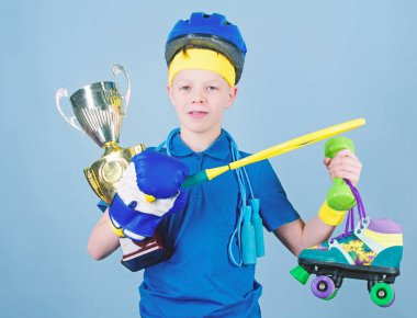 Atlet başarılı çocuk spor ekipmanları ip atlama Boks eldiveni tenis raketi paten ve altın kadehi. Başarı ve Ödülü. Sporda başarı. Gurur başarı elde. Her şeyde başarılı