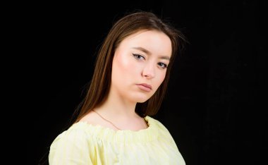 Siyah üzerine izole edilmiş şehvetli bir kadın. Kuaför salonu. Model portresi. Cilt estetiği ve makyaj malzemeleri. Kumral saçlı güzel bir kadın. Doğal güzellik. Hırslı ve güzel.