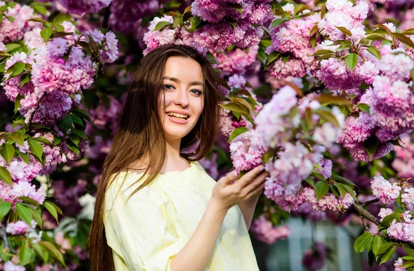 Meleg nap. bőrápoló és Spa. Természetes kozmetikumok a bőr. lány cseresznyevirág. Sakura fa virágzó. nő tavasszal virág virágzik. természetes nyári szépséget. virág illata, allergia — Stock Fotó