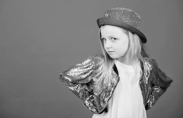 Tak jsem v tomto klobouku. Dívka roztomilé dítě nosit módní čepice. Malé módní. Cool cutie módní oblečení. Šťastné dětství. Děti módní pojem. Podívejte se na můj módní styl. Módní trend — Stock fotografie