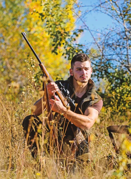 猎人用步枪准备狩猎自然背景。狩猎技能和策略。寻找目标和杀死目标动物的策略或方法。人狩猎等待动物 — 图库照片