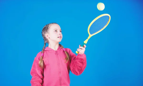 Giocatore di tennis con racchetta e palla. Attività infantile. Buon bambino giocare a tennis. Allenamento in palestra di ragazza adolescente. Ragazzina. La dieta fitness porta salute ed energia. Attività di gioco sportivo. infanzia felice — Foto Stock