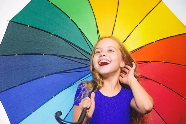 Malá holčička s deštníkem v deštivém počasí. Šťastná holčička s deštníkem. Podzimní móda. Dítě. Šťastné dětství. Školní čas. Pocit v tento podzimní den. Umožňuje vychutnat tento podzim dohromady — Stock fotografie
