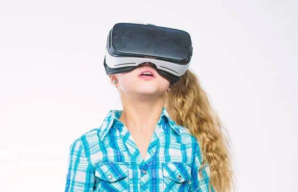 Mädchen niedliches Kind mit Kopf montiert Display auf weißem Hintergrund. virtuelle Bildung für Schüler. Virtuelle Erfahrungen sammeln. Virtual Reality Konzept. Kleine Kinder nutzen moderne Technologie Virtual Reality — Stockfoto