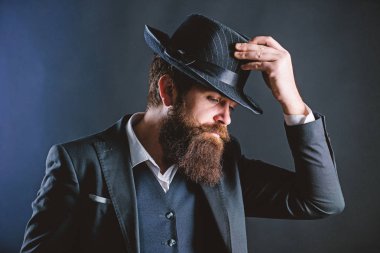 Yeni elbise tasarlama. Sakallı adam beyefendi. Dedektif şapkalı. Olgun hippi sakallı. Gizli utangaç. Erkek resmi moda. Bıyıklı acımasız beyaz hippi. İş takım elbiseli adamı
