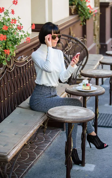 Conceito de lazer. Menina senhora elegante com smartphone. Tempo agradável e lazer. Relaxa e pausa para o café. Mulher atraente morena elegante passar lazer café terraço fundo. Chamada amigo — Fotografia de Stock