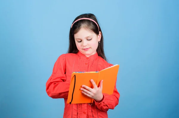 Ev ödevi egzersizi. Kompozisyon yazın. Edebiyat kulübü. Kişisel günlük. Çalış ve öğren. Şiir yazarı. Kız kitap ve kalem mavi arka plan tutun. Çocuk kitap yazıyor. Kitap konsepti. Gelişim eğitimi — Stok fotoğraf