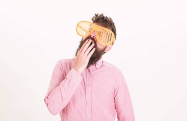 Öznitelik ve şık aksesuar güneş gözlüğü parti. Hippi giyim çekim tonları son derece büyük güneş gözlüğü. Adam adam giyim dev louvered güneş gözlüğü sakallı. Göz koruma güneş gözlüğü aksesuar kavramı