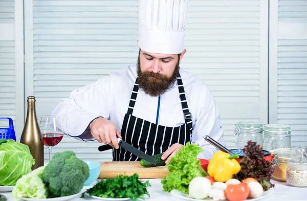 Enligt recept. Förbered ingrediens för matlagning. Användbar för betydande mängd tillagningsmetoder. Grundläggande tillagnings processer. Man mästerkock eller amatör Matlagning mat. Sharp kniv hugga vegetabiliska — Stockfoto