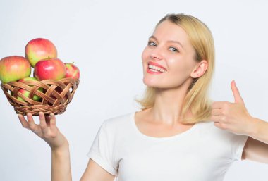 Elmalı turta pişiriyor. Lezzetli yemek tarifleri. Yemek yapmak için bir fikir bulageldin. Kız sağlıklı bir hayat yaşıyor. Elma organik meyve. Sağlıklı yiyin. İyi elmalı turtalar ev mutluluğunun önemli bir kısmı. Kadın elma tutun