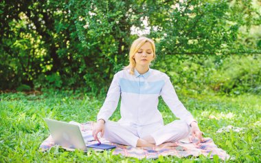 Dakika dinlenmek için bulmak. Zihnini boşalt. Kız halı yeşil çim çayır doğa arka plan üzerinde meditasyon. Her gün meditasyon. Pratik meditasyon rahatlatıcı bir kadın. Her gün meditasyon nedenleri