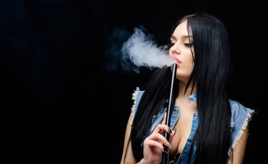 seksi kadın sigara puro. Kötü alışkanlık. Kadın buharı. sağlıksız bağımlılık. Tabacco ilacı. siyah arka planda duman üfler. nargile barı. Elektronik sigara. kopya alanı. Sağlıklı ol, uyuşturucu verme.