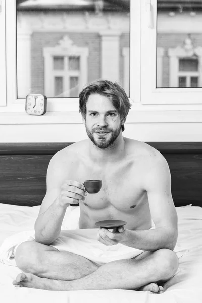 Das Erste am Morgen. jeden Morgen mit seinem Kaffee. Mann bärtigen stattlichen Macho halten Tasse Kaffee. Die beste Zeit, um eine Tasse Kaffee zu trinken. Kerl attraktives Aussehen Mann genießen heißen frisch gebrühten Kaffee — Stockfoto