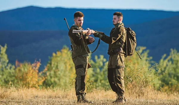 Amicizia di cacciatori di uomini. Moda uniforme militare. Forze armate. Camuffamento. Abilità di caccia e attrezzature per armi. Come trasformare la caccia in hobby. Cacciatori di uomini con fucile. Boot camp. a caccia — Foto Stock