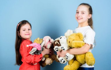 Çocuk bakımı. Kız kardeşlerin en iyi arkadaşları oynar. Tatlı bir çocukluk. Çocukluk kavramı. Yumuşaklık ve hassasiyet. Hayır işi. Sevgi ve dostluk. Çocuklar sevimli sevimli kızlar yumuşak oyuncaklar oynamak. Mutlu çocukluk