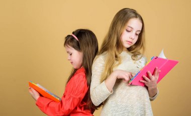 Dostluk ve kardeşlik. bir kitap okuyan öğrenciler. Okul projesi. yazmak için çalışma kitapları. Okula geri dön. Not defterleri olan küçük kızlar. mutlu küçük çocuklar ders için hazır. Çok çalışmak için ilham