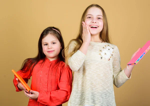 Favoriete sprookje. Zusters plukken boeken om samen te lezen. Schattig meisjes liefde boeken. Geheime dagboek of persoonlijk tijdschrift. Smart is geweldig. Kinderen meisjes met boeken of blocnotes. Onderwijs en kinderliteratuur — Stockfoto