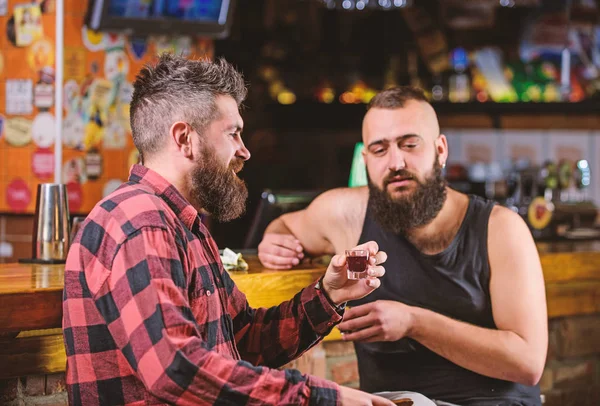 Péntek pubban lazíthatnak. Meg pihentető pub-ban. Részeg beszélgetés. Cheers koncepció. Csípő brutális szakállas ember alkoholfogyasztás inspirációk a barátommal. Férfiak pihentető pub. Erős alkoholos italok — Stock Fotó