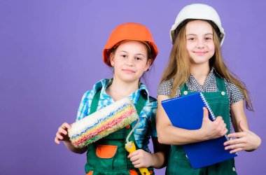 Foreman müfettişi. Onarım. küçük kızlar atölyede birlikte tamir. İşçi bayramı. 1 mayıs. mühendislik fikri. Tablet ve rulo ile kask küçük çocuklar. Tamir dükkanı. Çocuklarla onarım çalışmaları