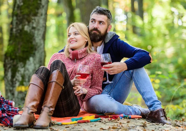 Mesa para dos. pareja en el amor relajarse en el bosque de otoño. Un picnic familiar. Día de San Valentín. Salud. Vino tinto en otoño. mujer feliz y hombre barbudo beber vino. cita de amor y romance. Humor de primavera — Foto de Stock