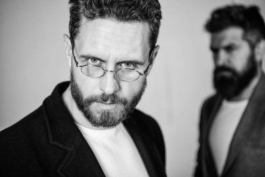 Göz sağlığı ve görme. Optik ve vizyon kavramı. Akıllı göz atmak. Akıllı görünüm için aksesuar. Gözlük takan gerçekten sen akıllısın anlamına gelebilir. Adam yakışıklı sakallı olgun adam giyim gözlük