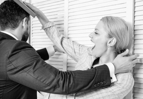 Patron ou gestionnaire agressant une employée sur le lieu de travail. Manifestation sociale. Harcèlement sexuel au bureau . — Photo