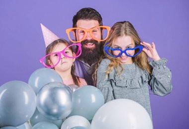 Süslü bir tarzda. Baba ve kız çocuklar parti zaman zevk. Mutlu aile doğum günü partisi kutluyor. Aile partisi. Parti gözlüğü takan baba ve kız ailesi. Aile kutlaması olması