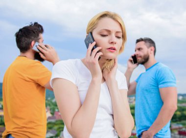 Hareket halindeyken mobil teknolojiyi kullanma. Bir grup arkadaş cep telefonlarıyla konuşuyor. Akıllı telefonları açık havada modern insanlar. Cep telefonu kullanıcıları. İnsanlar ve teknoloji. Mobil iletişim teknolojisi