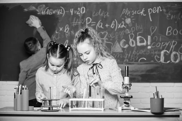 Estudantes fazendo experimentos de biologia com microscópio. Miúdos a aprender química no laboratório da escola. Química. De volta à escola. Crianças na aula da escola. feliz dia das crianças. Posso curar-te. — Fotografia de Stock