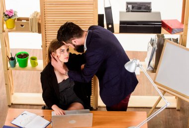 İş yerinde küçük bir tutku. Sakallı adam ve ofiste seksi kadın aşk ilişkisi. İş yerinde ilişki yürüten bir çift. Patron ve sekreter tatlı bir ilişki yaşıyor. İşyeri ilişkisi