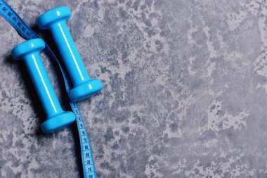 Çift Barbell ve ölçü birimi teyp. Şekillendirme ve fitness ekipmanları.