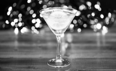 Kokteyl cam su ve dilim limon defocused çelenk ışık ile. Daha iyi hissetmek için içki detoks. Akşamdan kalma ve detoks. Kış partiden sonra detoks. Sağlık kavramı. Ne içecek Noel partisi