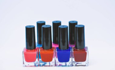 Dayanıklılık ve kalite kaplama Lehçe. Tırnak cilası beyaz arka plan. Jel Lehçe modern teknoloji. Nasıl renkler birleştirmek. Manikür salonu. Moda trendi. Tırnak cilası şişe. Güzellik ve bakım kavramı