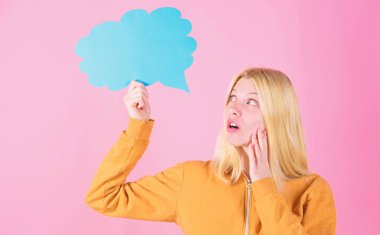 Fikir ve yaratıcılık kavramı. Fikir ve düşüncelerini uzay kopyalayın. Konuşma balonu ile kız tatlı bir sarışın. İlham çok güzel kadın düşüncesi. Fikir ve ilham. Onun aklında ne olduğunu. Düşün. Taze fikir