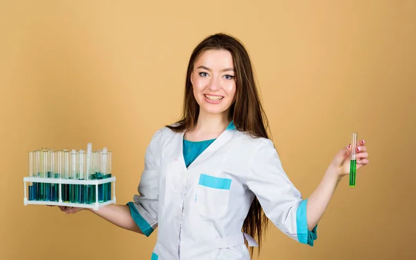 Mujer feliz científica en el laboratorio. Laboratorio de química escolar. buenos resultados. mujer médico con tubo de ensayo y microscopio, investigación. Laboratorio de Investigación. en la clase de química. Concepto educativo —  Fotos de Stock