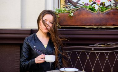 deri ceketli şık kadın kahve içmek. sabah kahvesi. Randevuyu bekliyorum. Günaydın. Kahvaltı zamanı. kız kafede dinlenmek. İş yemeği. yaz modası. Kafede toplantı. Sıcak kahvekeyfi